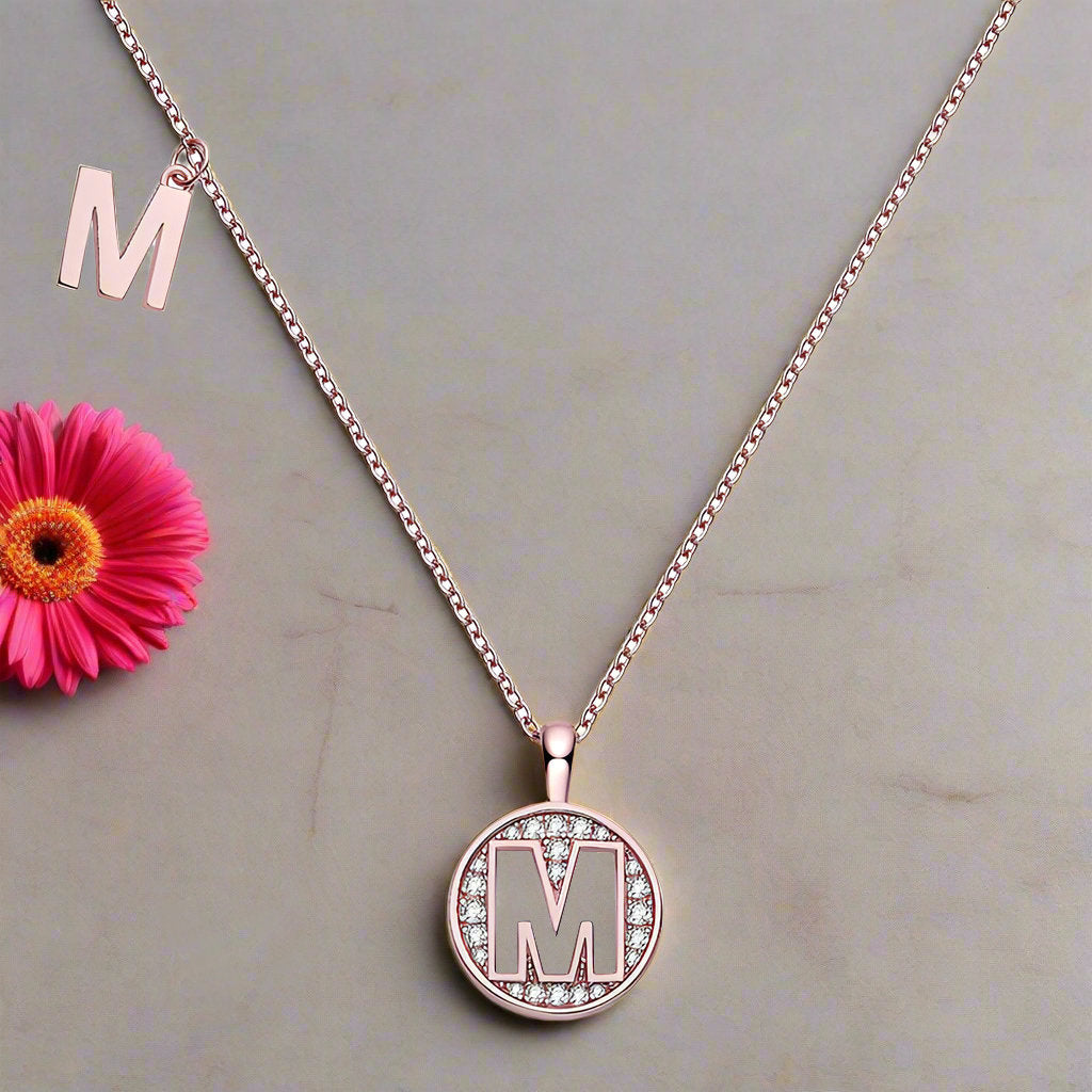 Collier avec initiales pavées de moissanite en argent plaqué or rose
