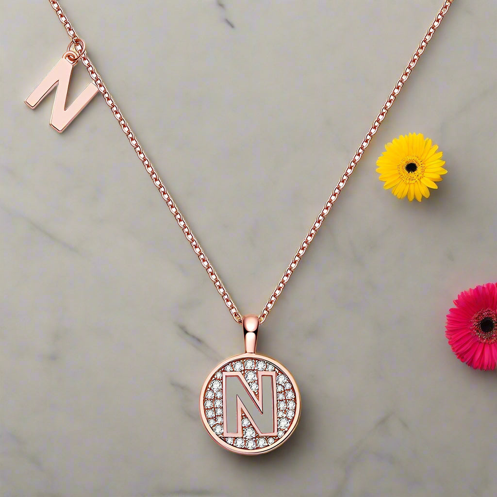 Collier avec initiales pavées de moissanite en argent plaqué or rose