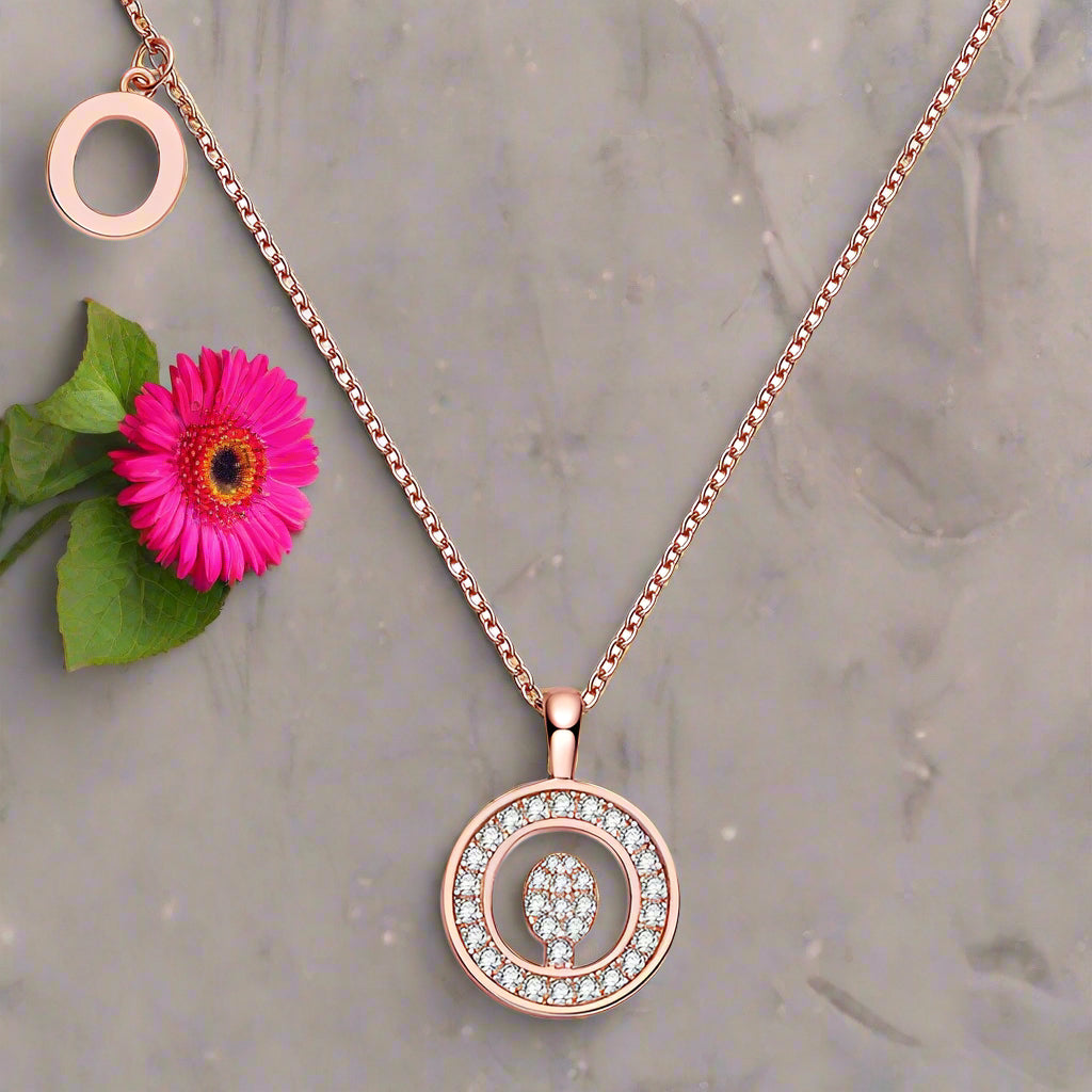 Collier avec initiales pavées de moissanite en argent plaqué or rose