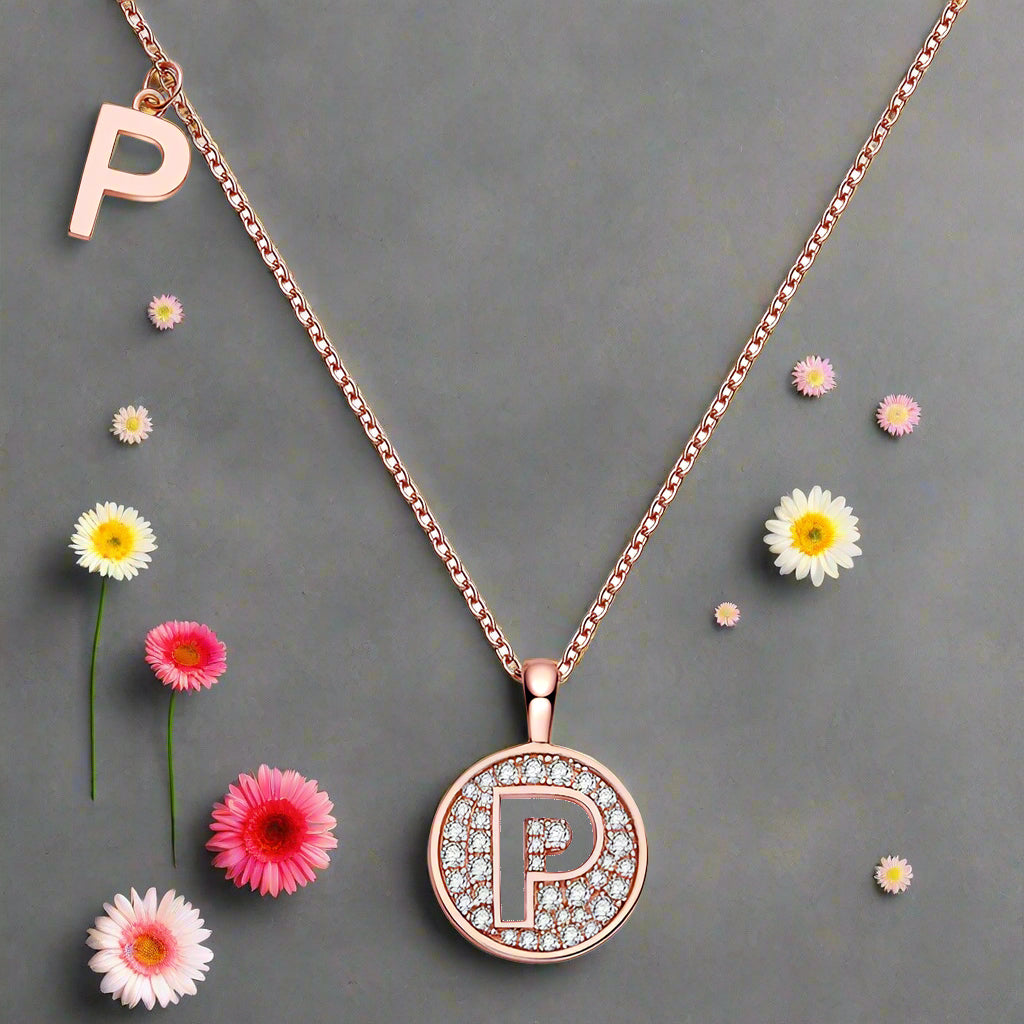 Collier avec initiales pavées de moissanite en argent plaqué or rose