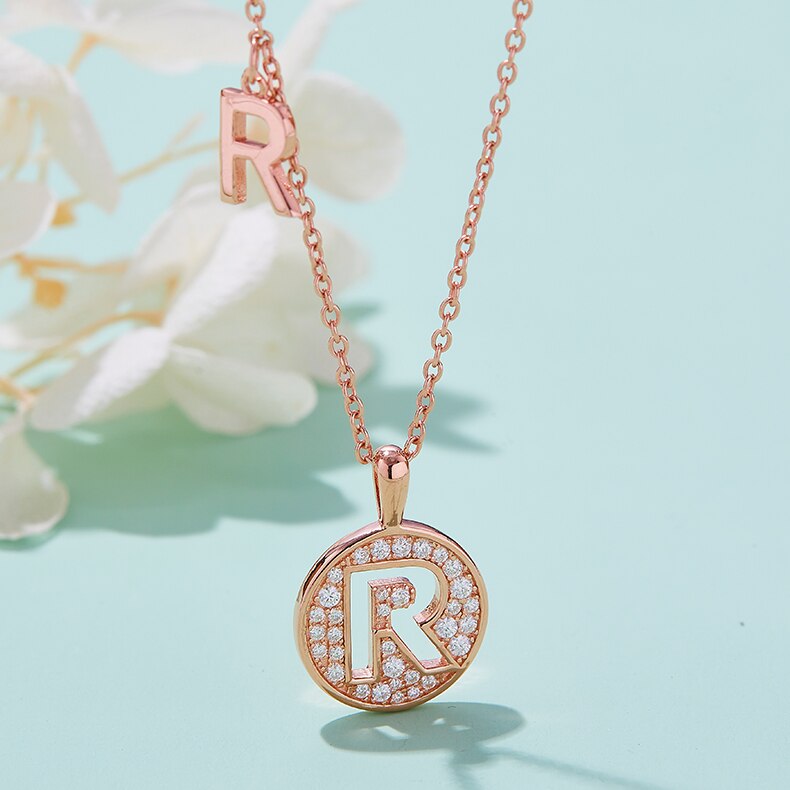 Collier avec initiales pavées de moissanite en argent plaqué or rose
