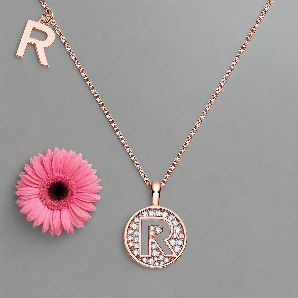 Collier avec initiales pavées de moissanite en argent plaqué or rose