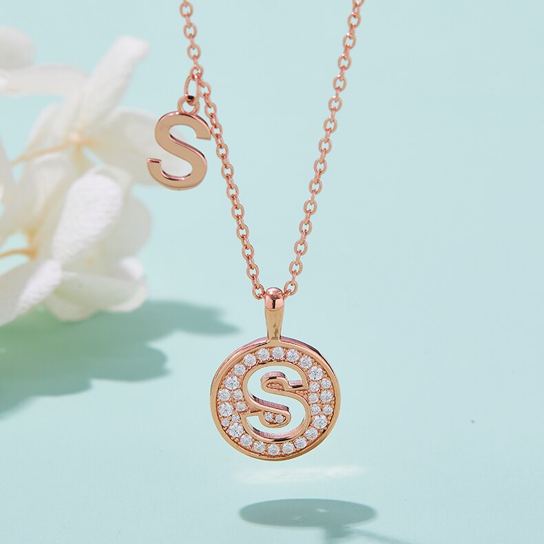 Collier avec initiales pavées de moissanite en argent plaqué or rose
