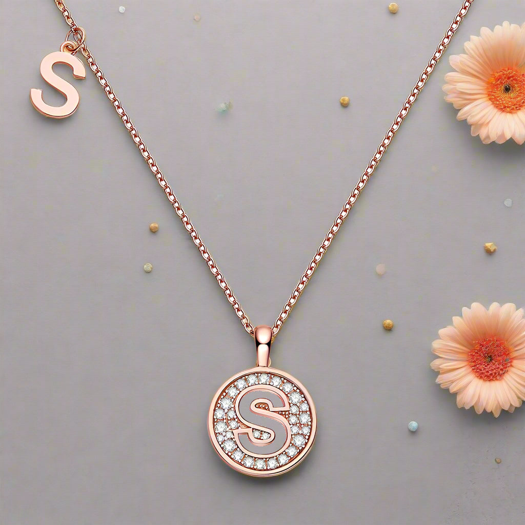 Collier avec initiales pavées de moissanite en argent plaqué or rose