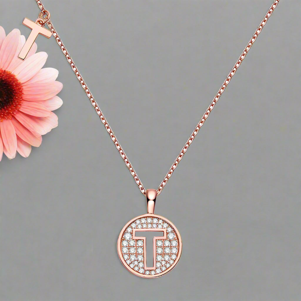 Collier avec initiales pavées de moissanite en argent plaqué or rose