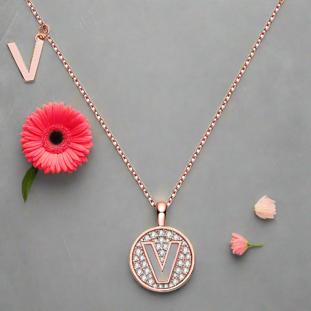 Collier avec initiales pavées de moissanite en argent plaqué or rose