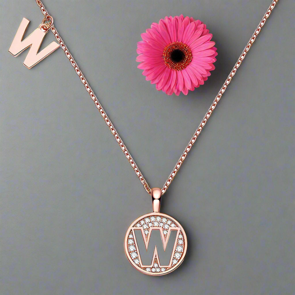 Collier avec initiales pavées de moissanite en argent plaqué or rose