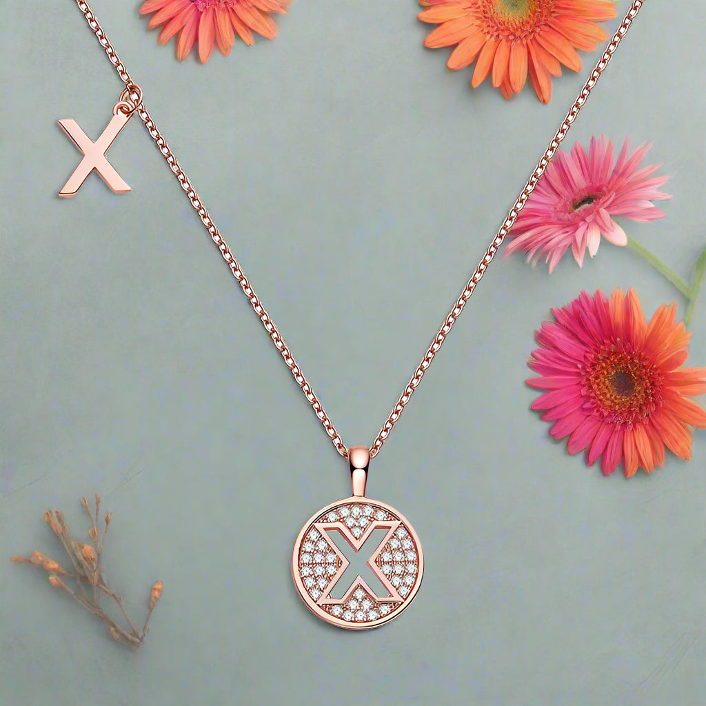 Collier avec initiales pavées de moissanite en argent plaqué or rose