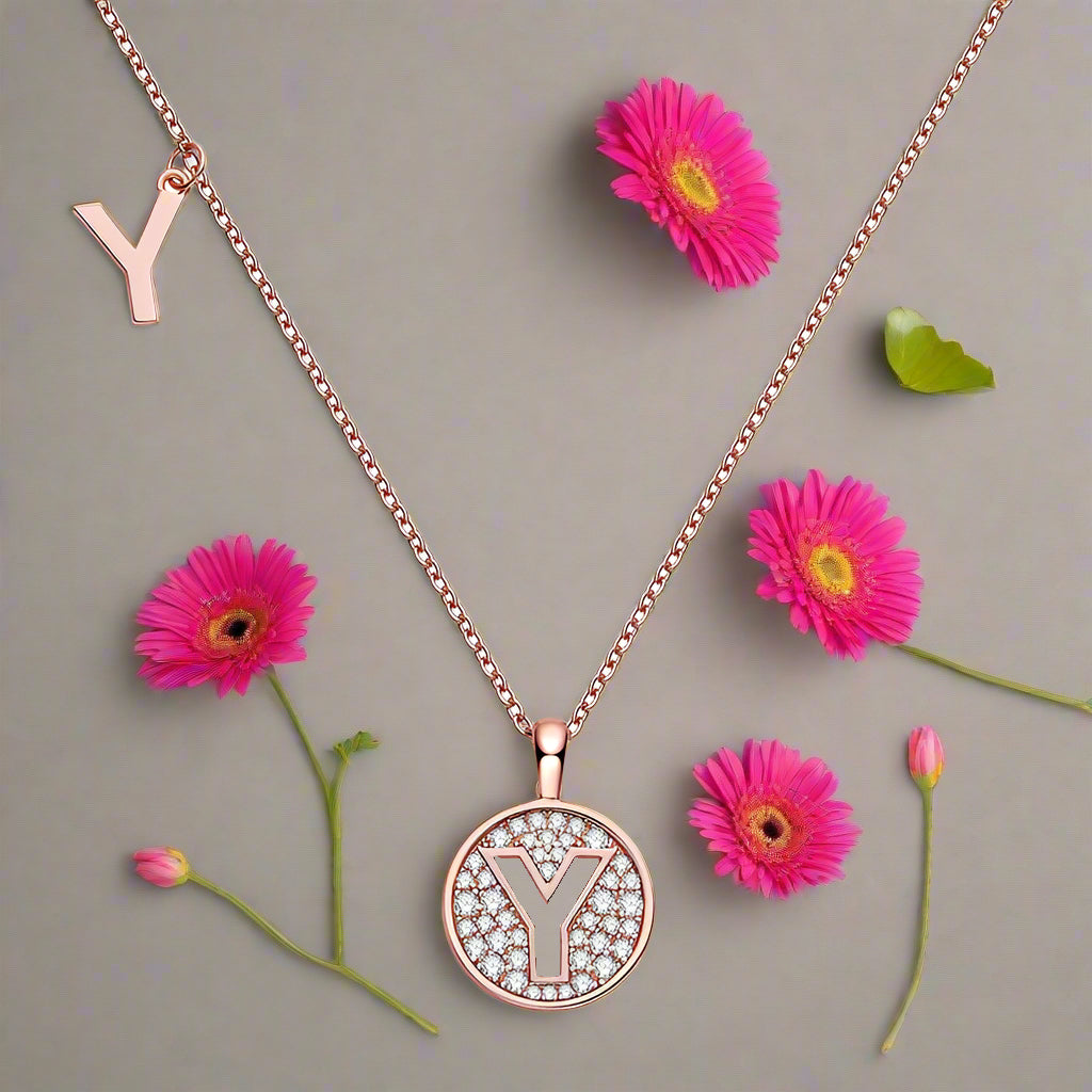 Collier avec initiales pavées de moissanite en argent plaqué or rose