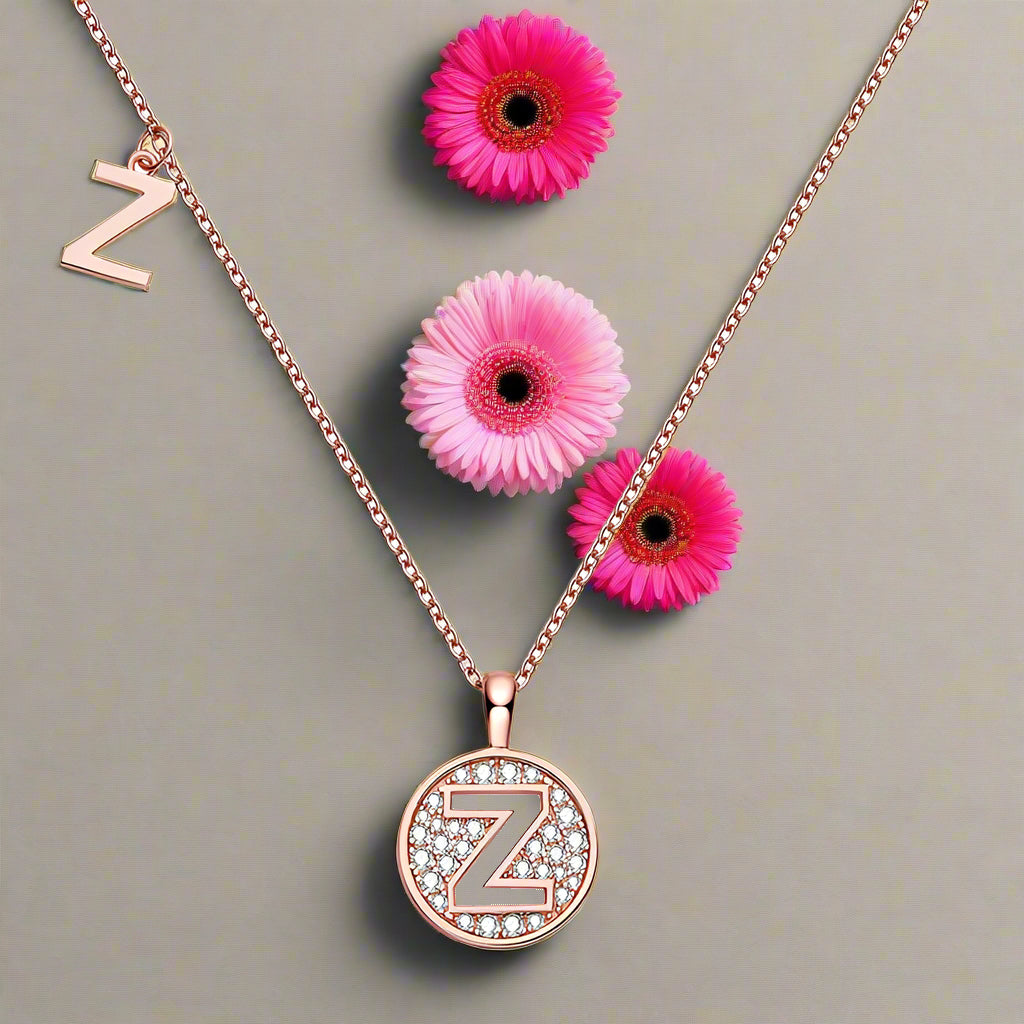 Collier avec initiales pavées de moissanite en argent plaqué or rose