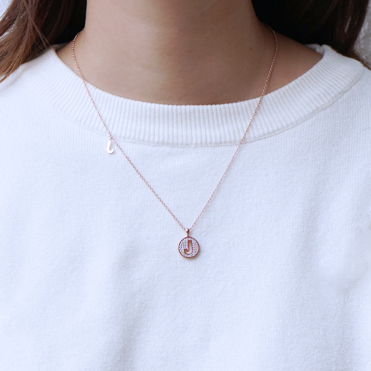 Collier avec initiales pavées de moissanite en argent plaqué or rose