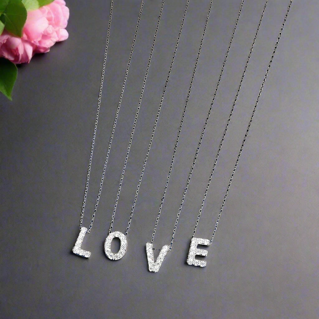 Collar con colgante con inicial de pavé de moissanita en plata de ley