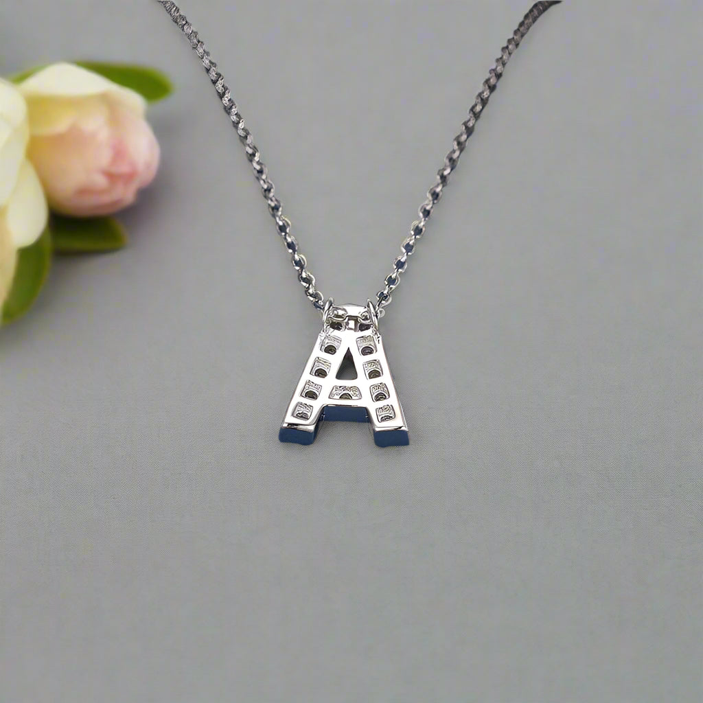 Collar con colgante con inicial de pavé de moissanita en plata de ley