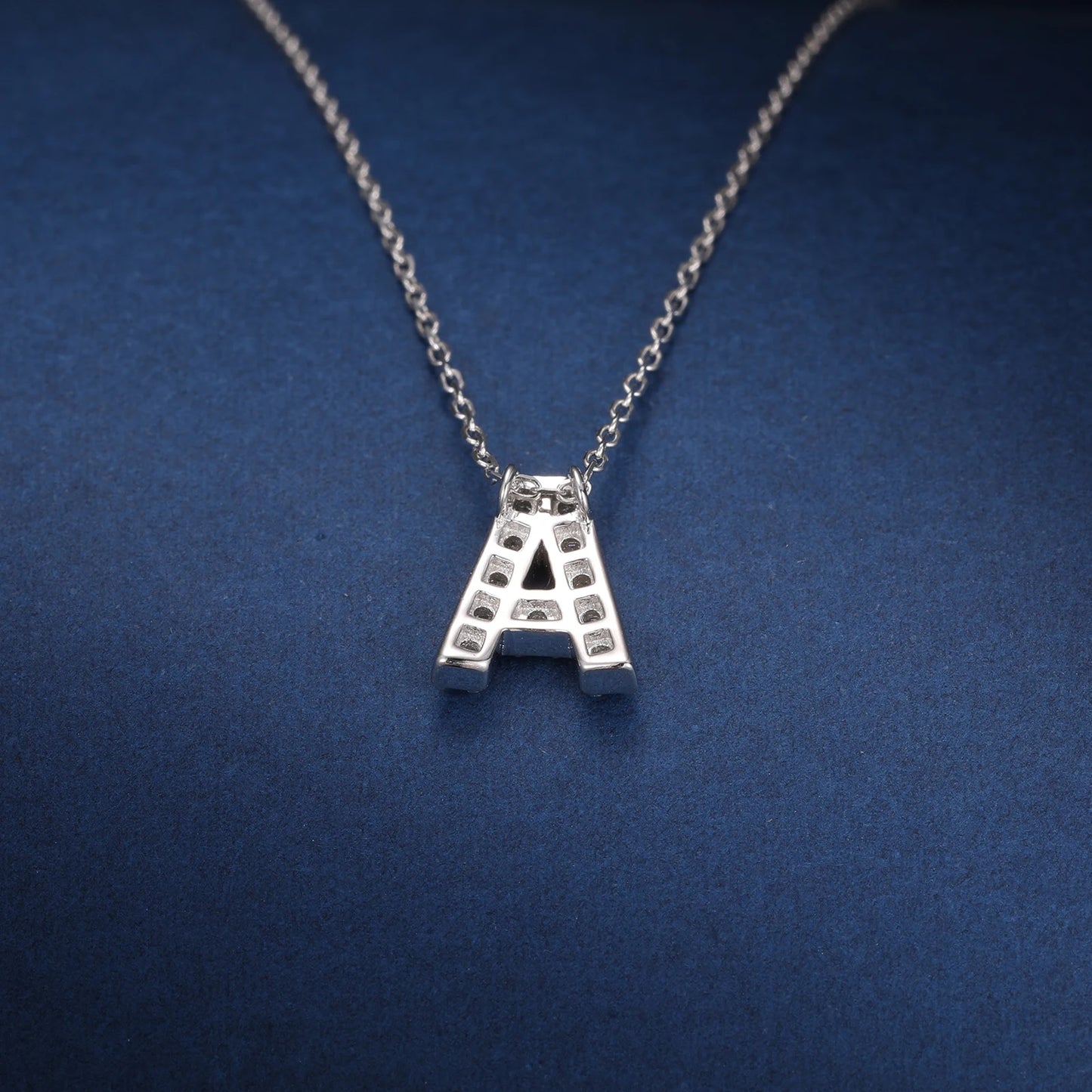 Collar con colgante con inicial de pavé de moissanita en plata de ley