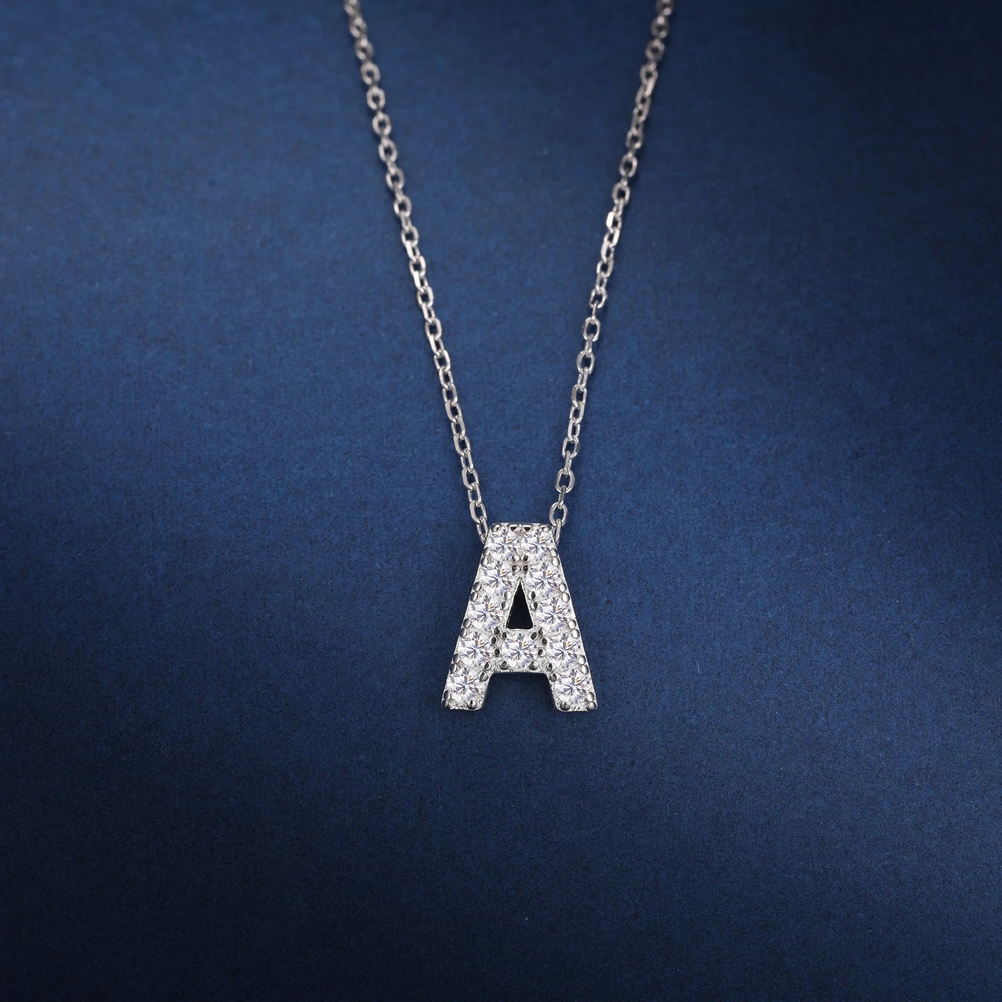 Collar con colgante con inicial de pavé de moissanita en plata de ley