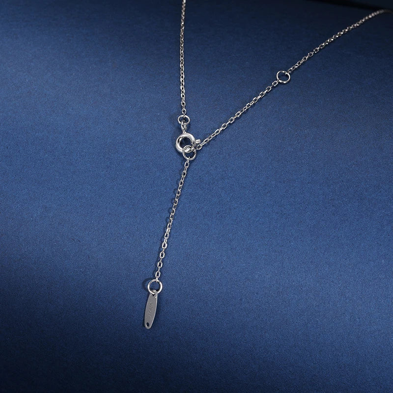 Collar con colgante con inicial de pavé de moissanita en plata de ley