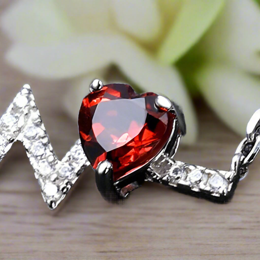 Collar GRACE con corazón de granate rojo y pulso en plata de ley bañada en oro