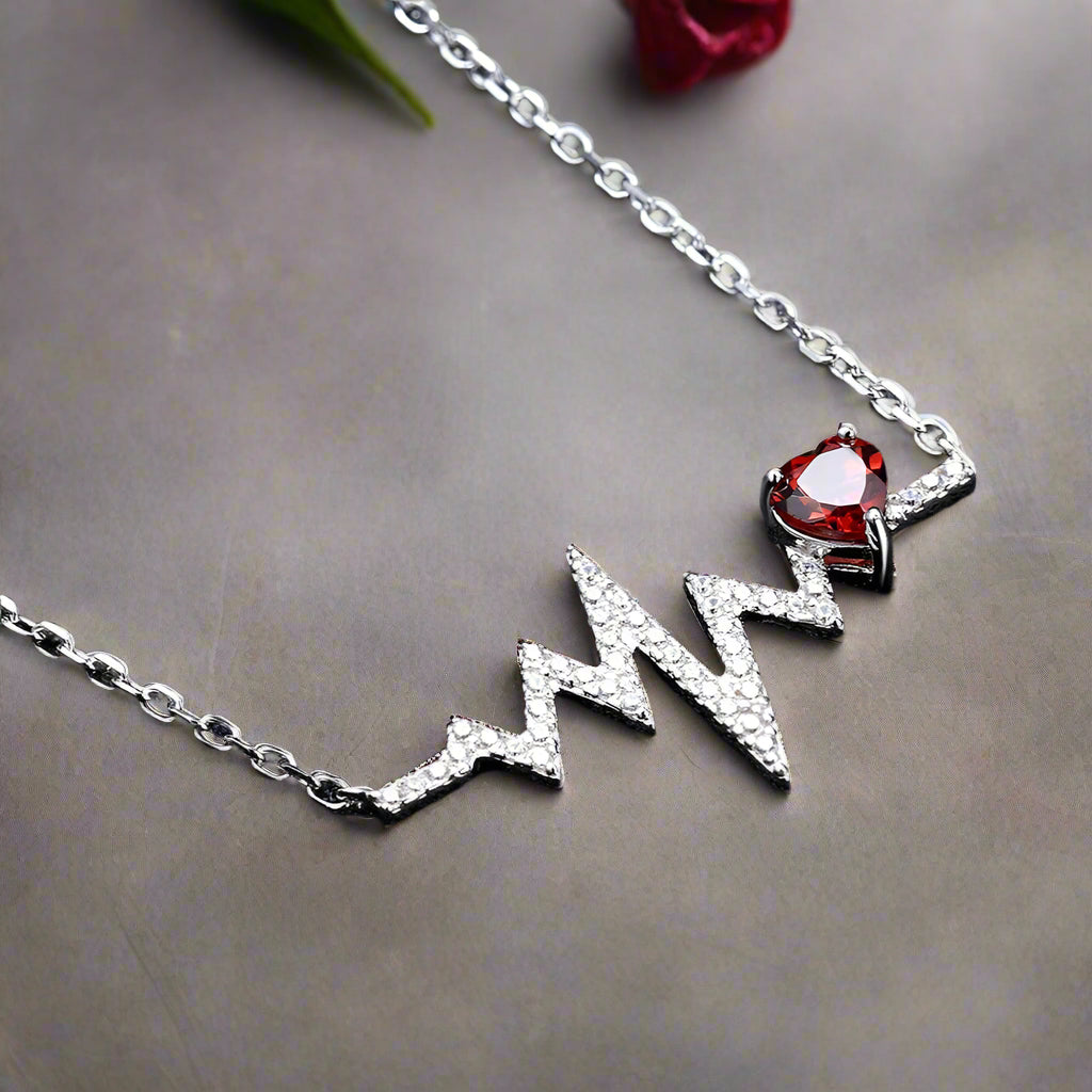 Collar GRACE con corazón de granate rojo y pulso en plata de ley bañada en oro