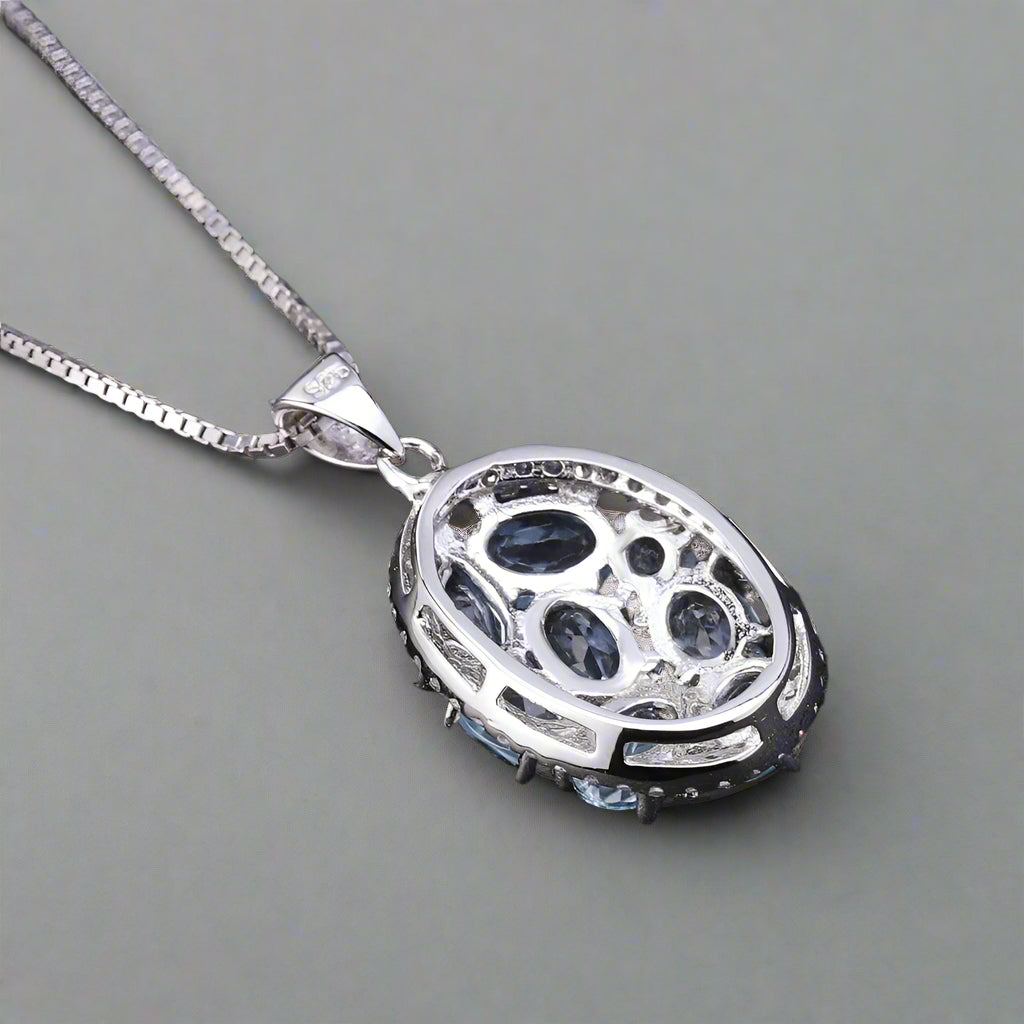 Collar con colgante de racimo ovalado de topacio azul cielo GRACE en plata de ley