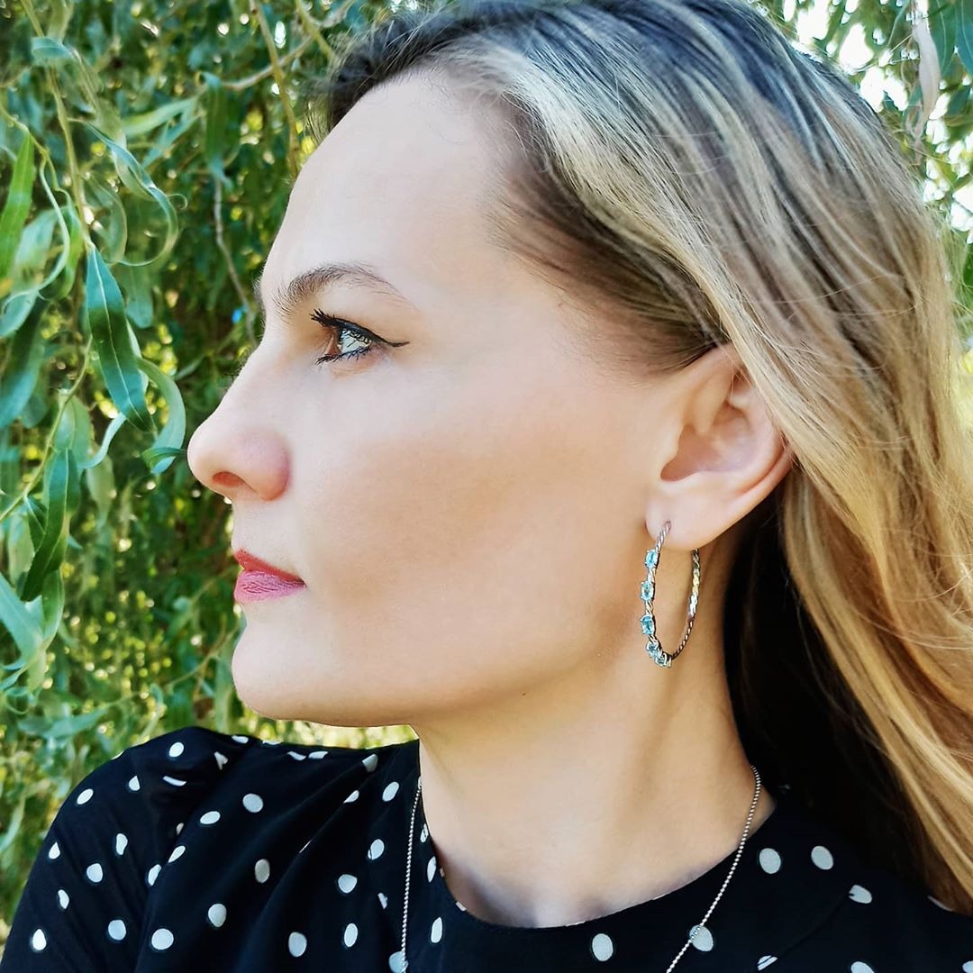 Boucles d'oreilles créoles GRACE en argent sterling avec topaze bleu ciel