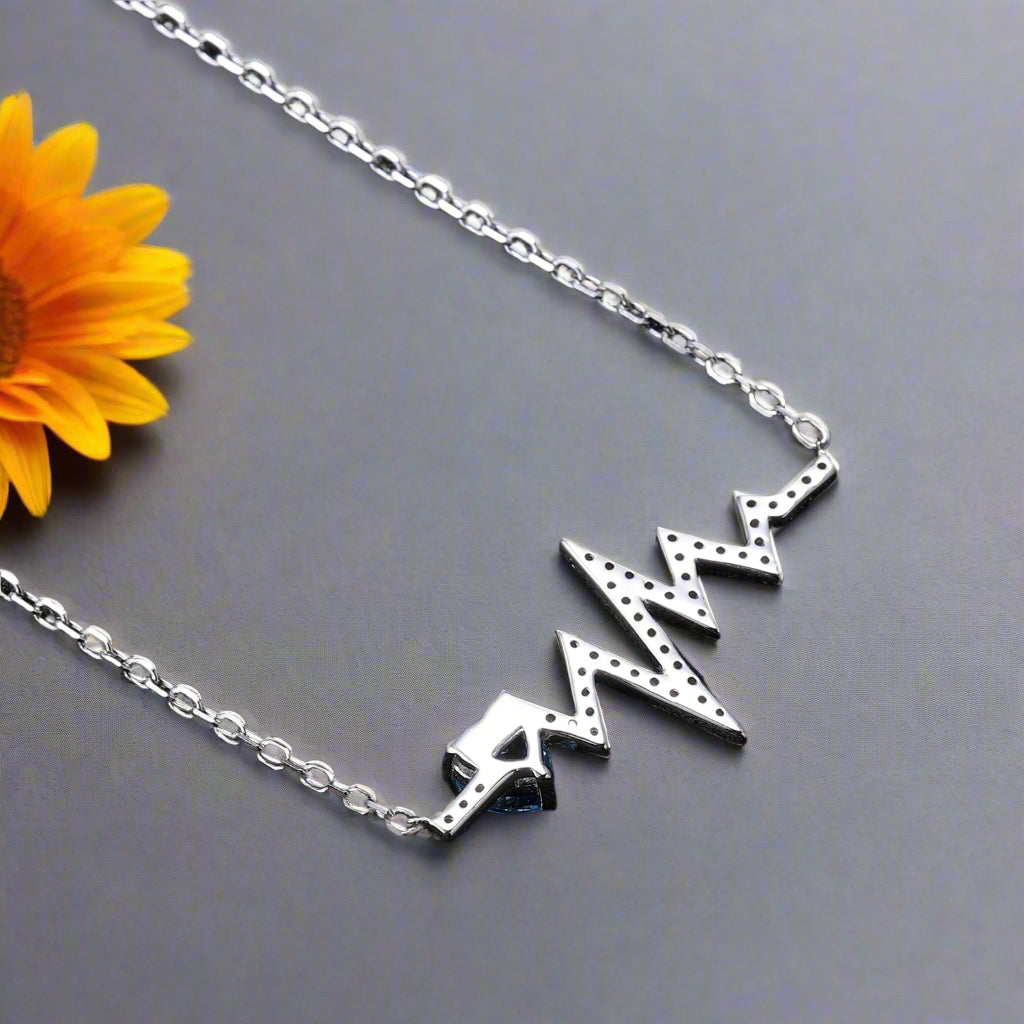Collar GRACE con corazón de granate rojo y pulso en plata de ley bañada en oro