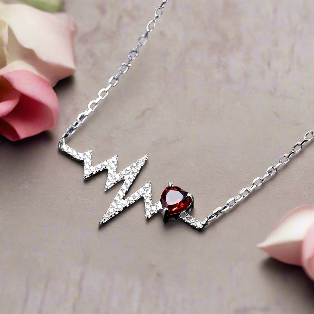 Collar GRACE con corazón de granate rojo y pulso en plata de ley bañada en oro