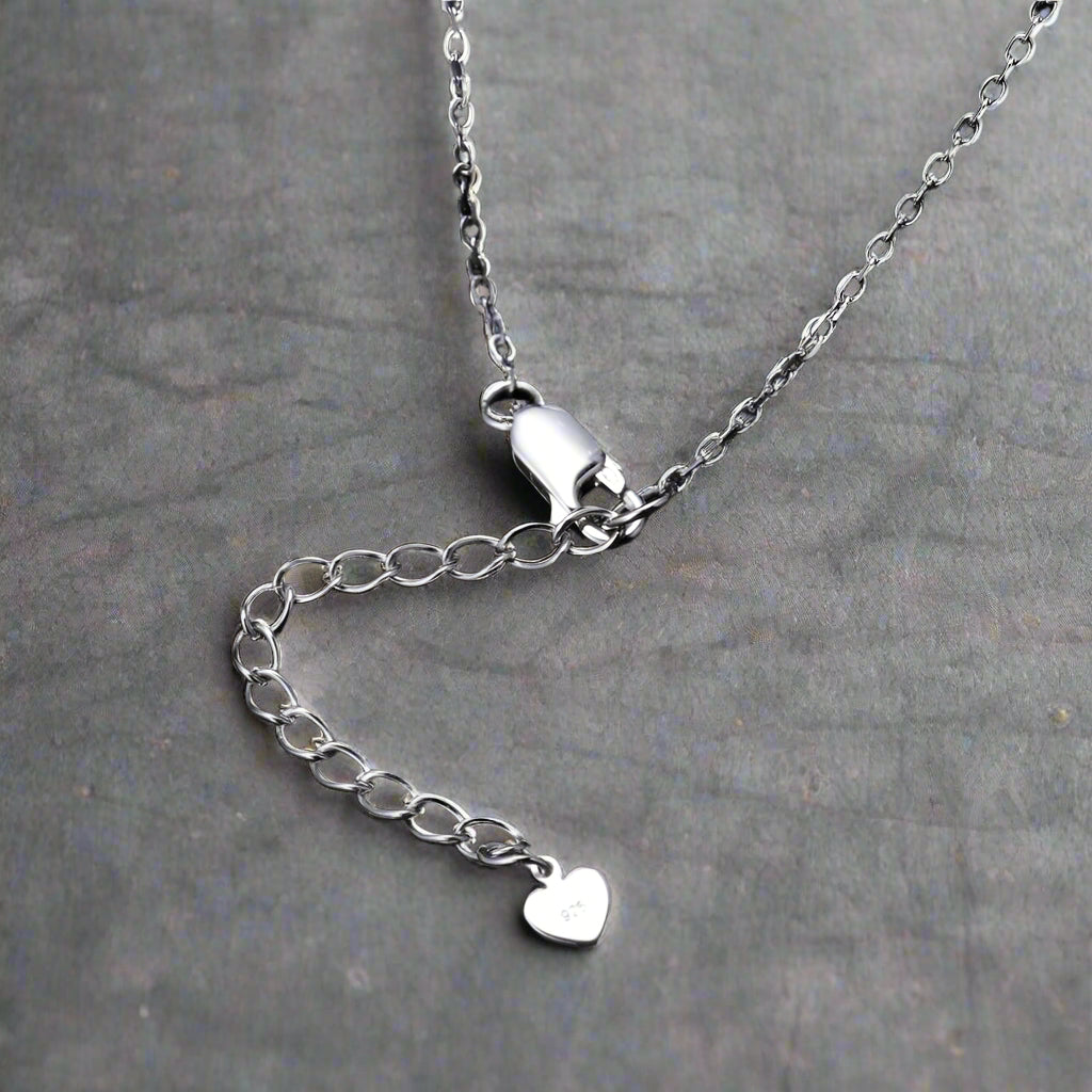 Collar GRACE con corazón de granate rojo y pulso en plata de ley bañada en oro