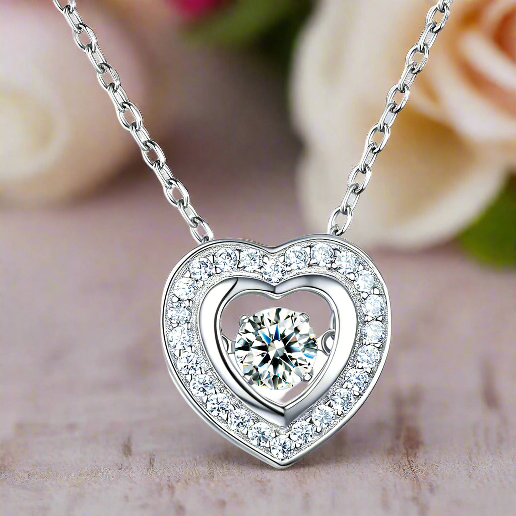 Collar con colgante de piedra danzante en forma de corazón