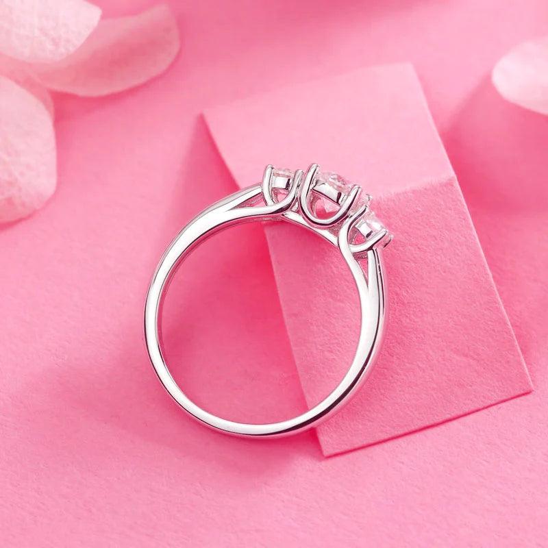 Anillo de compromiso de tres diamantes redondos de moissanita en plata de ley