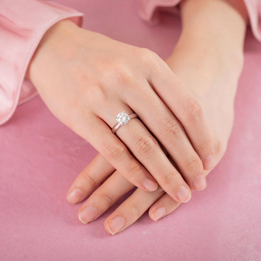 Anillo de compromiso solitario de diamante y moissanita de 4 puntas de 1,5 quilates en plata de ley.