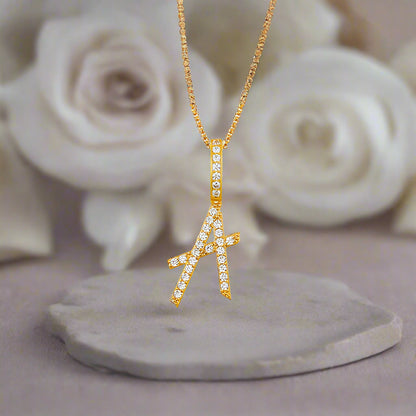 Collar con colgante inicial de moissanita en plata de ley bañada en oro