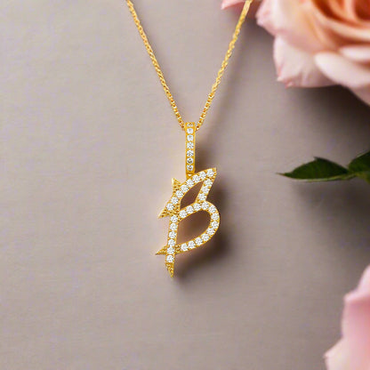 Collar con colgante inicial de moissanita en plata de ley bañada en oro