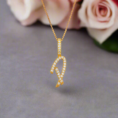 Collar con colgante inicial de moissanita en plata de ley bañada en oro