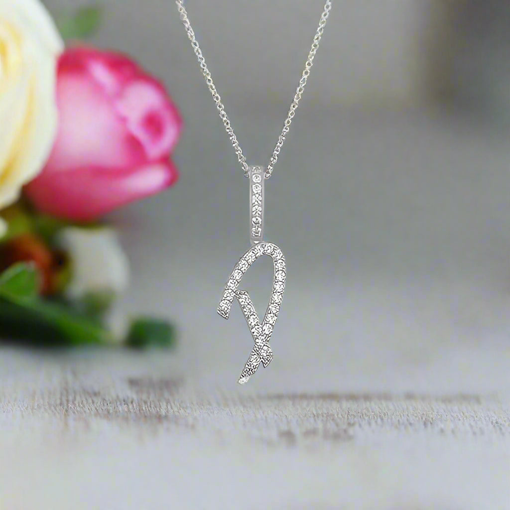 Collier avec pendentif initial en moissanite et argent sterling