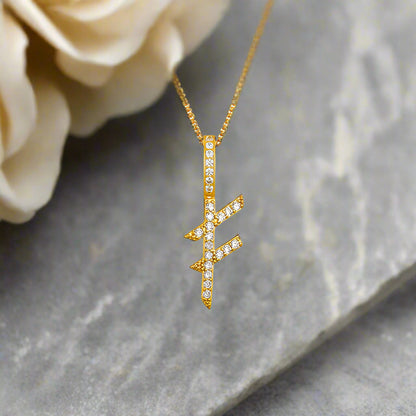 Collar con colgante inicial de moissanita en plata de ley bañada en oro
