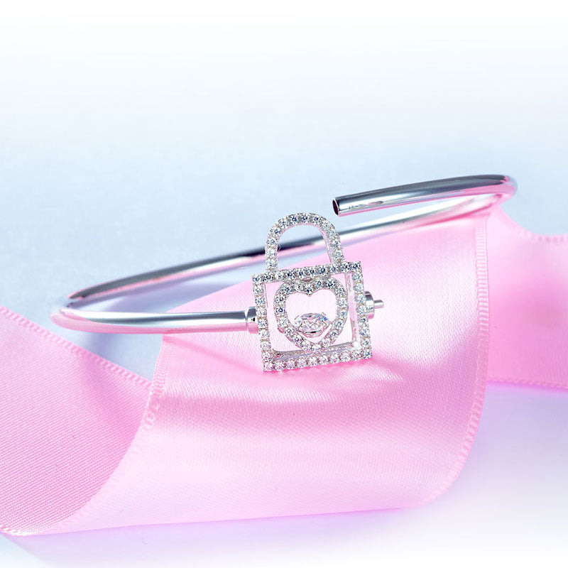 Pulsera con candado de corazón y piedra danzante