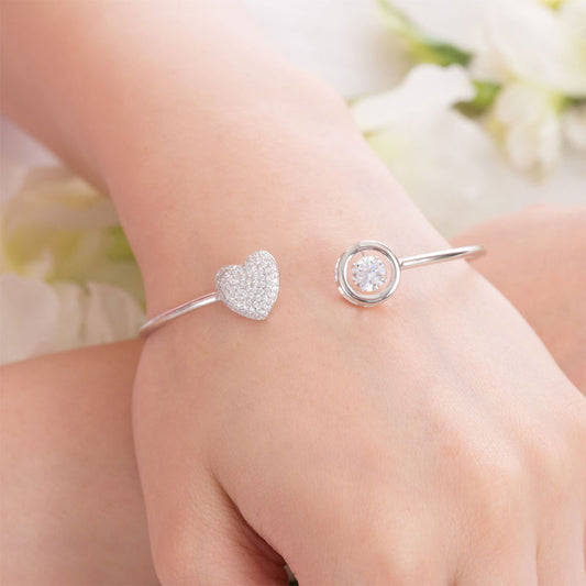 Pulsera con corazón pavé y piedras danzantes