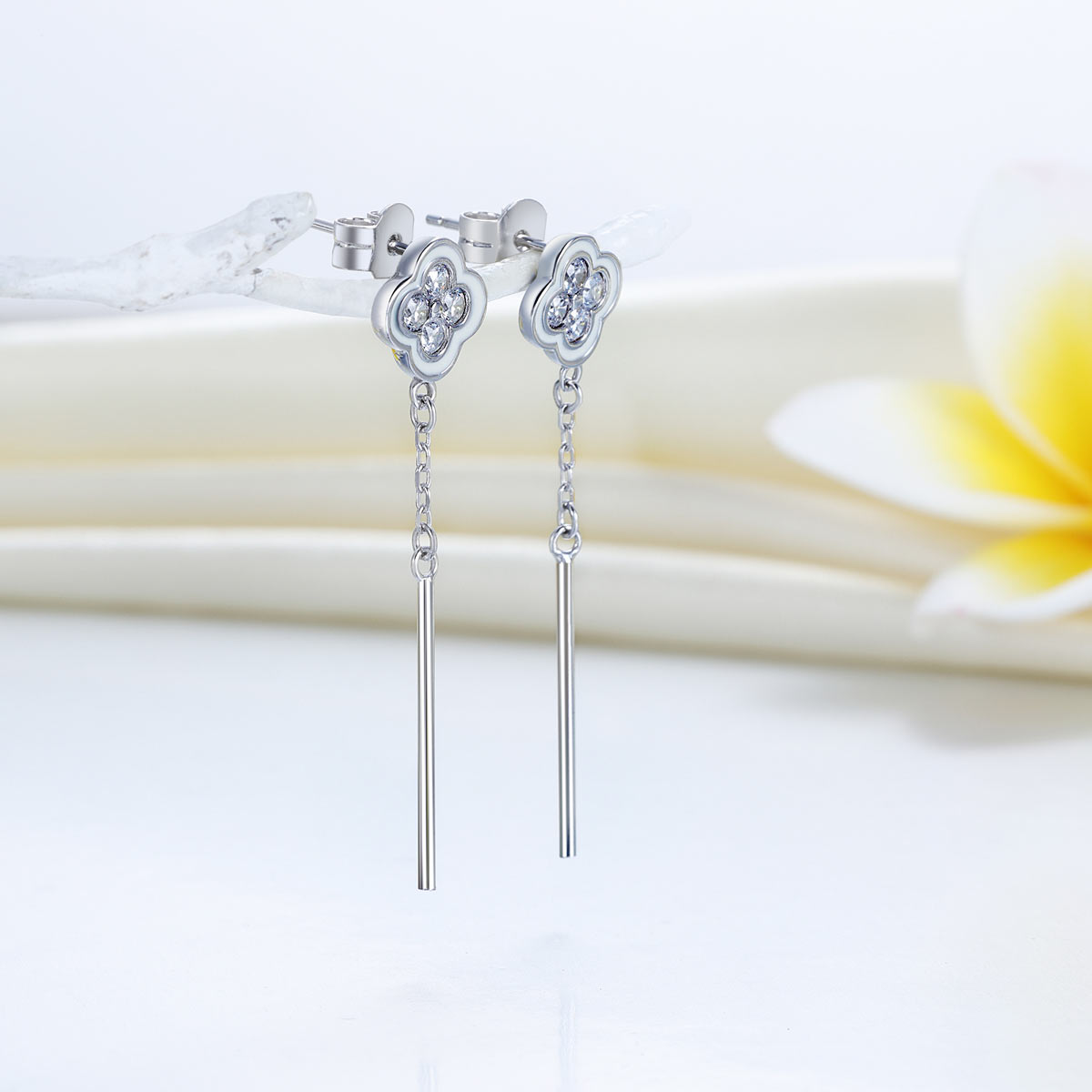 Pendientes colgantes de diamantes simulados con forma de flor en plata de ley