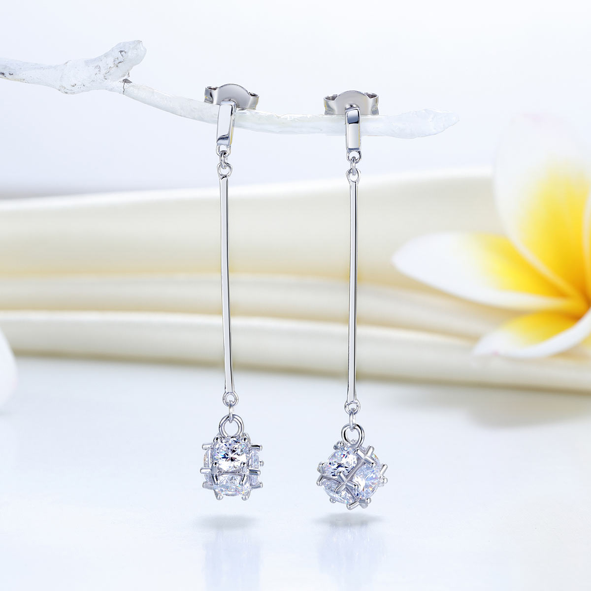 Pendientes largos de plata de ley con diamantes simulados en forma de cubo