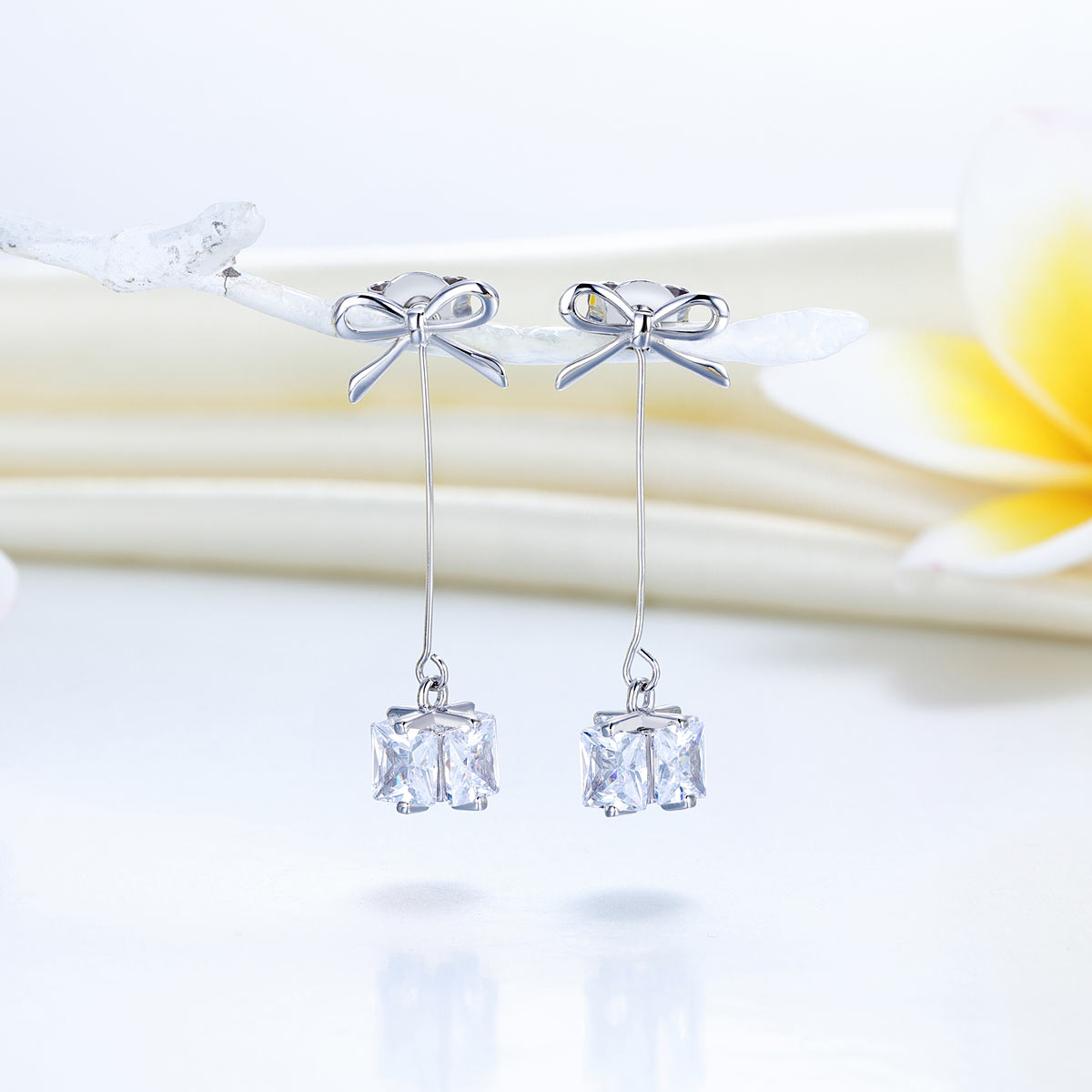 Pendientes colgantes de diamantes simulados con lazo de cinta en plata de ley 