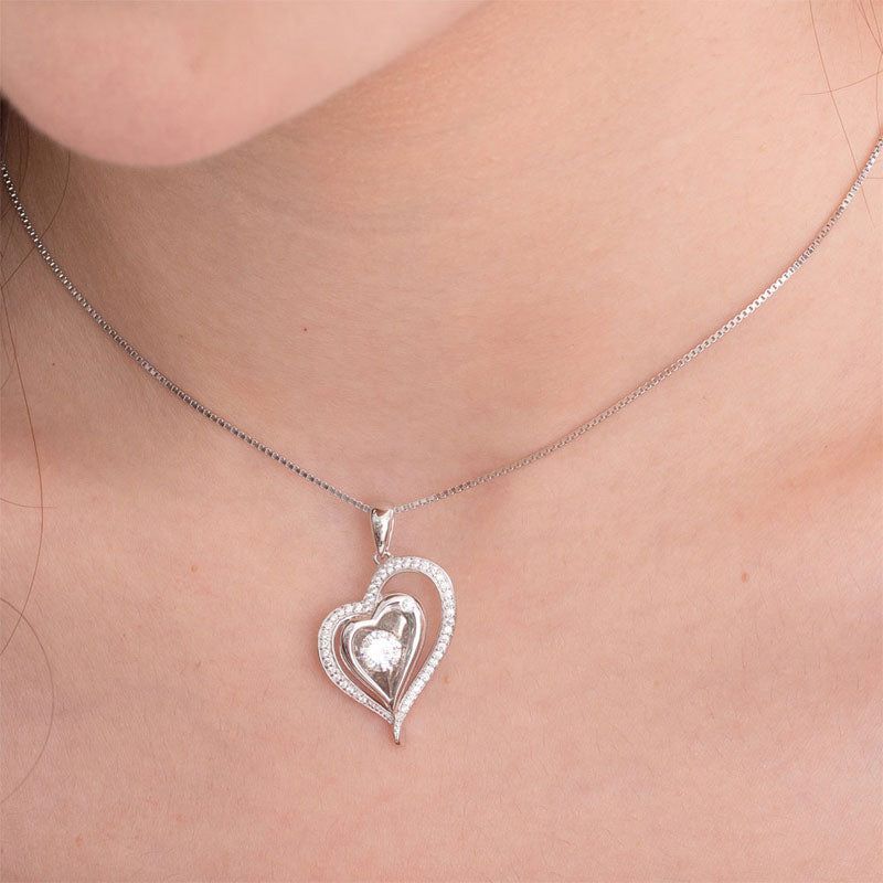 Collar con colgante de piedra danzante con halo de corazón