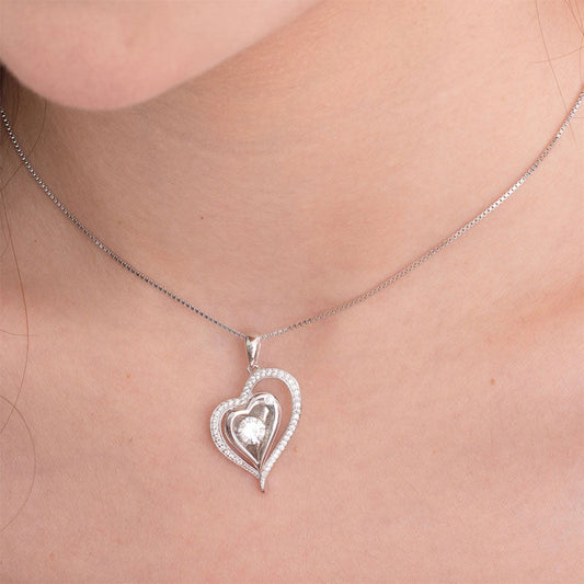 Collier avec pendentif en forme de cœur et pierre dansante