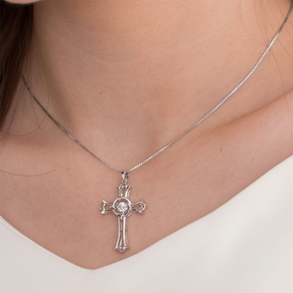 Collar con colgante de cruz de corazones y piedras danzantes