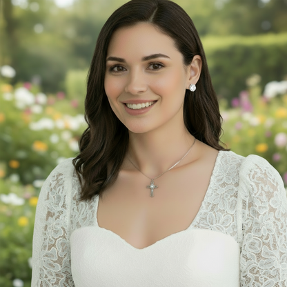 Collar con colgante de cruz de corazones y piedras danzantes