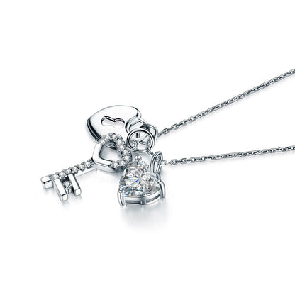 Collar con colgante de llave y corazón de diamantes simulados de 1,5 quilates en plata de ley.
