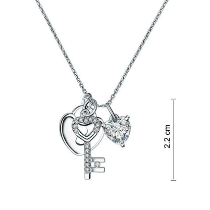 Collar con colgante de llave y corazón de diamantes simulados de 1,5 quilates en plata de ley.