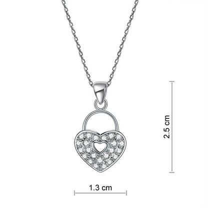 Collar con colgante de corazón de amor con diamantes simulados en plata de ley