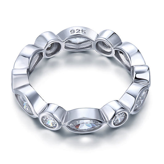 Anillo de eternidad con bisel de diamantes simulados de talla marquesa en plata de ley