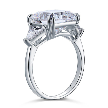 Anillo de diamantes simulados de talla princesa de tres piedras de 8 quilates en plata de ley