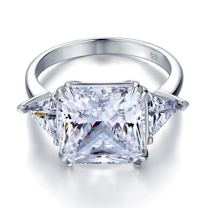 Anillo de diamantes simulados de talla princesa de tres piedras de 8 quilates en plata de ley